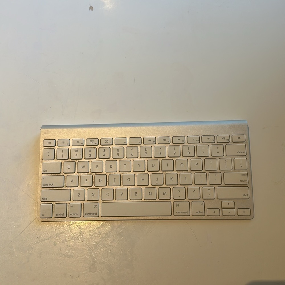 Apple Wireless Keyboard - Picture 4 of 8